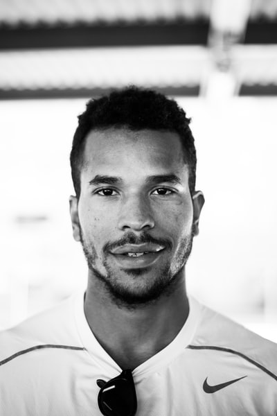 穿着Nike衬衫的男子的灰度照片